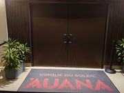 チケットチェックしたら、劇場前で待機