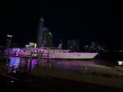 あの有名曲(爆音)で登場