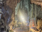 鍾乳洞の中に寺院があり、神秘的