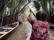 手漕ぎボートでニッパヤシのトンネルをゆく