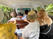 ゴルフカートで森を駆け抜ける