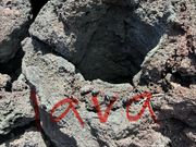 溶岩に巻きつかれて焼けて無くなった木の跡