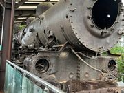 砲弾跡の残る機関車