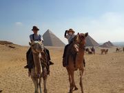ギザでラクダに乗る