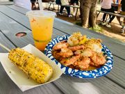 ジョバンニでランチ。同じ敷地には他にもお店があります。ガイドのトヨさんおすすめのコーンも美味しい