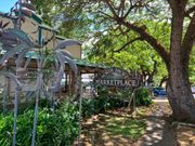 ハレイワの街を散策。メイン通りの両脇にはお店がたくさんあって時間が足りないくらい！