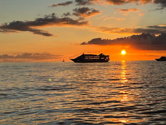 サンセットセーリング ナ・ホクⅢ号 ワイキキビーチの中心から