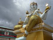 3つの顔を持つ白い仏様