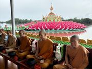 水に浮かぶ蓮の花の建物(手前の人達は人形です)