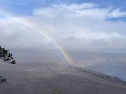 キラウエア火山噴火口と虹