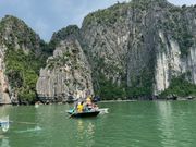 バンブーボートでハロン湾の岩場をくぐったりする