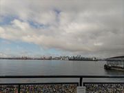 シーバスの到着場所からのバンクーバー市街地の眺め