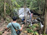 水着で泳いでいる人も。