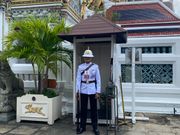 ガイドさんに撮って大丈夫と確認して撮らせて頂きました。体力のある若者が担当するそうです。