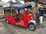 トゥクトゥクとガイドさん