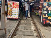 先ずは線路市場を徒歩で散策