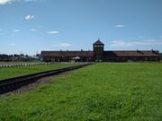 収容所にのびる線路