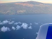 往路機上から、朝焼けのマウナケア