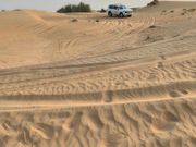 タイヤの空気を抜いて砂漠を走るランドクルーザー