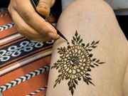 天然ヘナ染めで描いています。