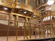 最前列。全体は見えませんが臨場感はありました！