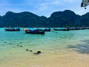 ランチ会場の横は透き通る海！