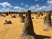 荒涼とした砂漠と奇岩