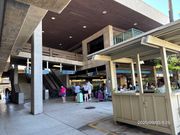 右側の建物が受付