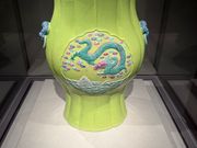 緑地魚龍図花式瓶