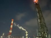 石油工場の燃え盛る煙突
