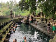 ティルダ・エンブル寺院での沐浴。沐浴の作法が興味深かったです。