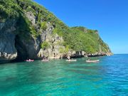 カヤックで洞窟に入る