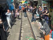 汽車最後部に入れもらい営業再開風景を見て、車窓からハイタッチ