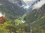 バスでヴォスへ行く途中、スタルハイムホテルから見る溪谷も素晴らしい。