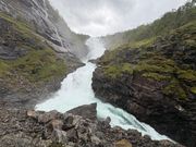 列車でミュールダールからフロムへ移動、途中で停車し、ホームから見た落差93Mの滝は迫力があった！