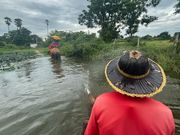 追加で1人200THB支払うと水場も行ってくれます。乗ってる人は濡れません。