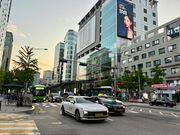 朝の弘大前も素敵でした