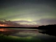 湖に映るオーロラ