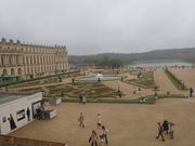 宮殿内から見た庭園