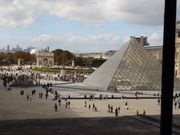 有名なガラスのピラミッド外観。フォトスポットから撮影が可能。