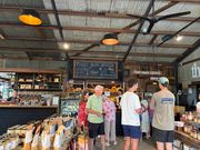 ローカルオージーで賑わうThe Farm店内