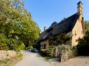 はちみつ色の家々とわらぶき屋根