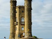 童話の中のような丘の風景