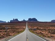 モニュメントバレーに続く道。フォレストガンプポイントと言われているそうですが、私にはデスペラード風景