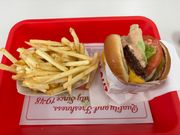 ランチのハンバーガー