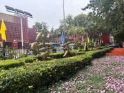 道路側から紅劇場へ