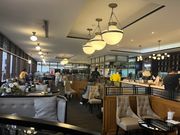 窓から飛行機が見えて開放的です