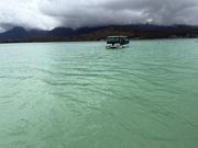 エメラルドグリーン