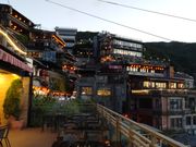 提灯に灯りが灯って夜を迎える九份