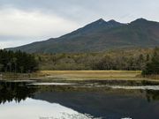 ニ湖に映る硫黄山